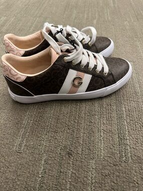 Guess Low-Top Signature Sneakers in Brown, Pink & White